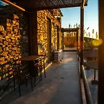 Off The Beaten Path! Poolside Apartamento