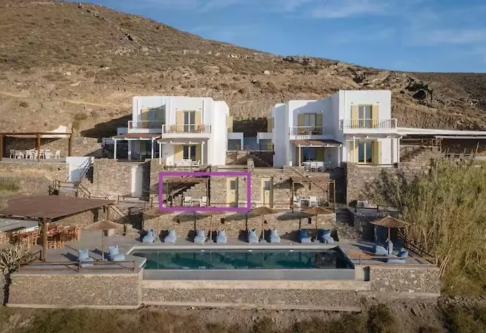 Off The Beaten Path! Poolside Apartment