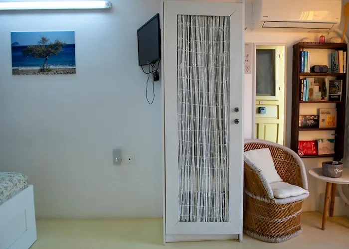 Off The Beaten Path! Poolside Appartement Kithnos