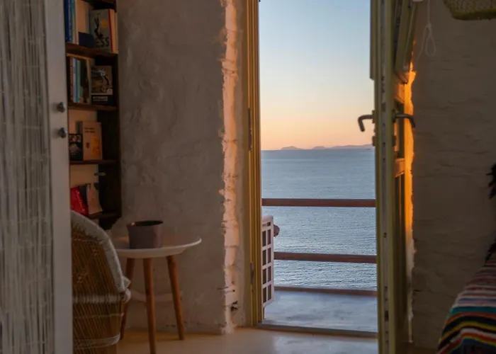 Off The Beaten Path! Poolside Appartement Kithnos