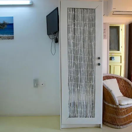 Off The Beaten Path! Poolside Apartamento Kithnos